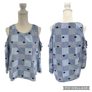 Crown & Ivy Blue White Cold Shoulder Round Neck Diamond Print Top Size Medium